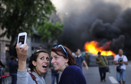 touristes-selfie-manifestation-barcelogne